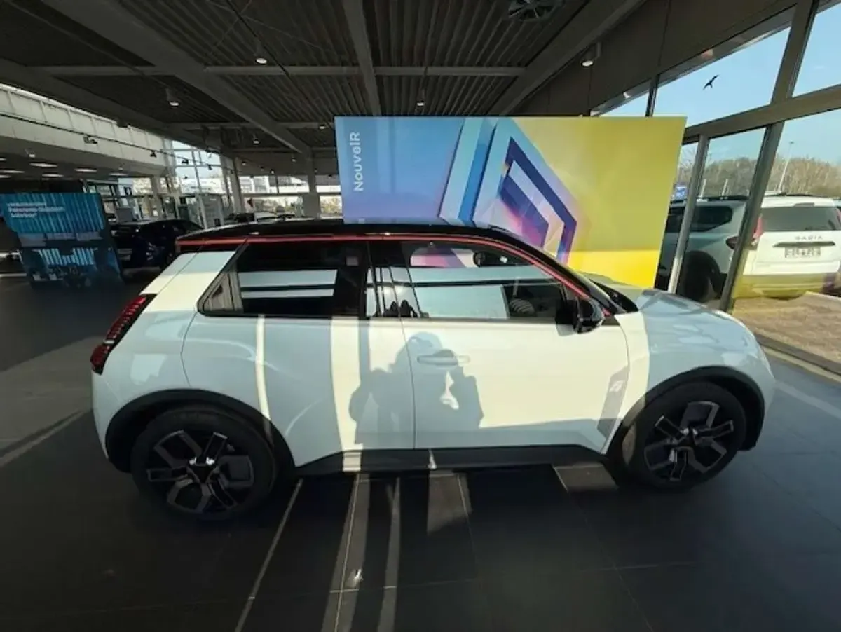 Nowe Renault 5 E-Tech Komfort 110 kW (150 KM) 2026 Biały Hatchback