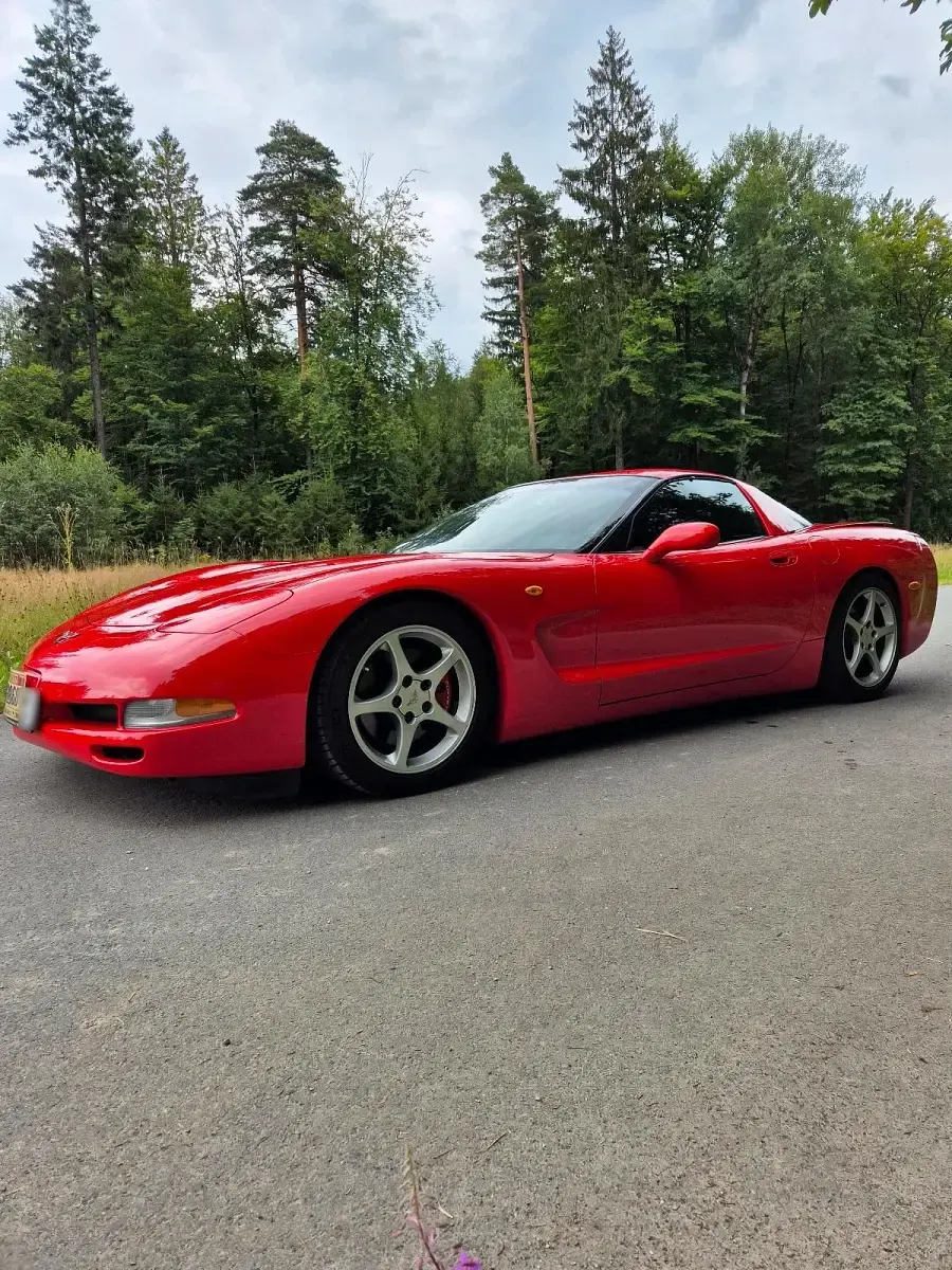 Używany Corvette C5 350 KM (257 kW) 2002 Czerwony Kabriolet
