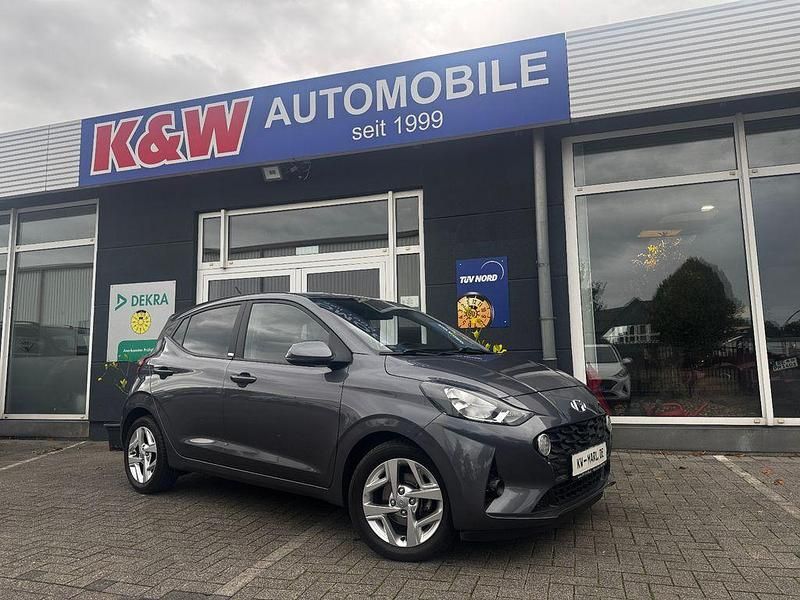 Grau Gebraucht 2020 Hyundai i10 Trend Kleinwagen | 14.490 € (Fairer Preis) - Bild 1/4