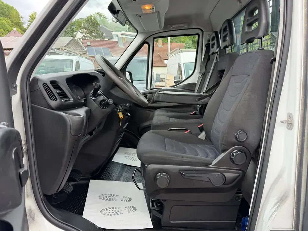 Gebraucht Iveco Daily 136 PS (100 kW) 2019 Weiß Van / Kleinbus