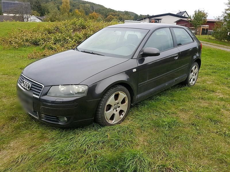 Grau Gebraucht 2003 Audi A3 Limousine | 800 € (Superpreis) - Bild 1/4