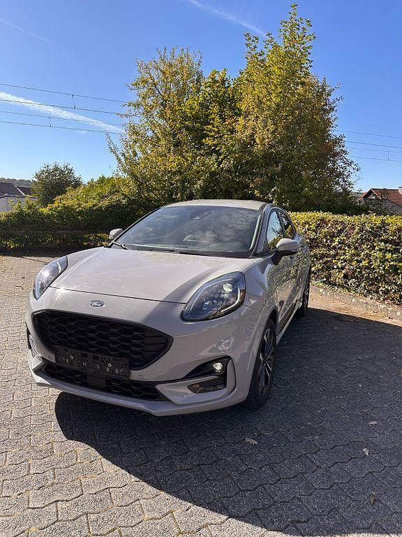 Grau Gebraucht 2023 Ford Puma Gen-E ST-Line X SUV | 22.990 € (Etwas zu teuer) - Bild 1/4