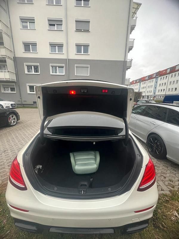 Gebraucht Mercedes E220 194 PS (142 kW) 2018 Weiß Limousine