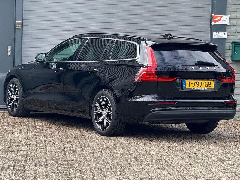 Gebraucht Volvo V60 Core 197 PS (144 kW) 2023 Schwarz Kombi