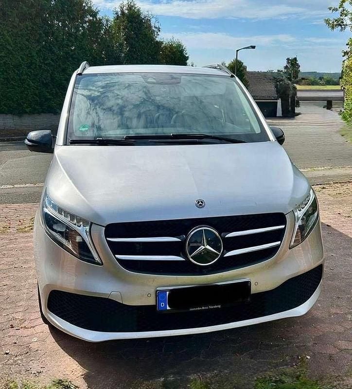 Silber Gebraucht 2020 Mercedes V300 Avantgarde Van / Kleinbus | 49.000 € - Bild 1/4