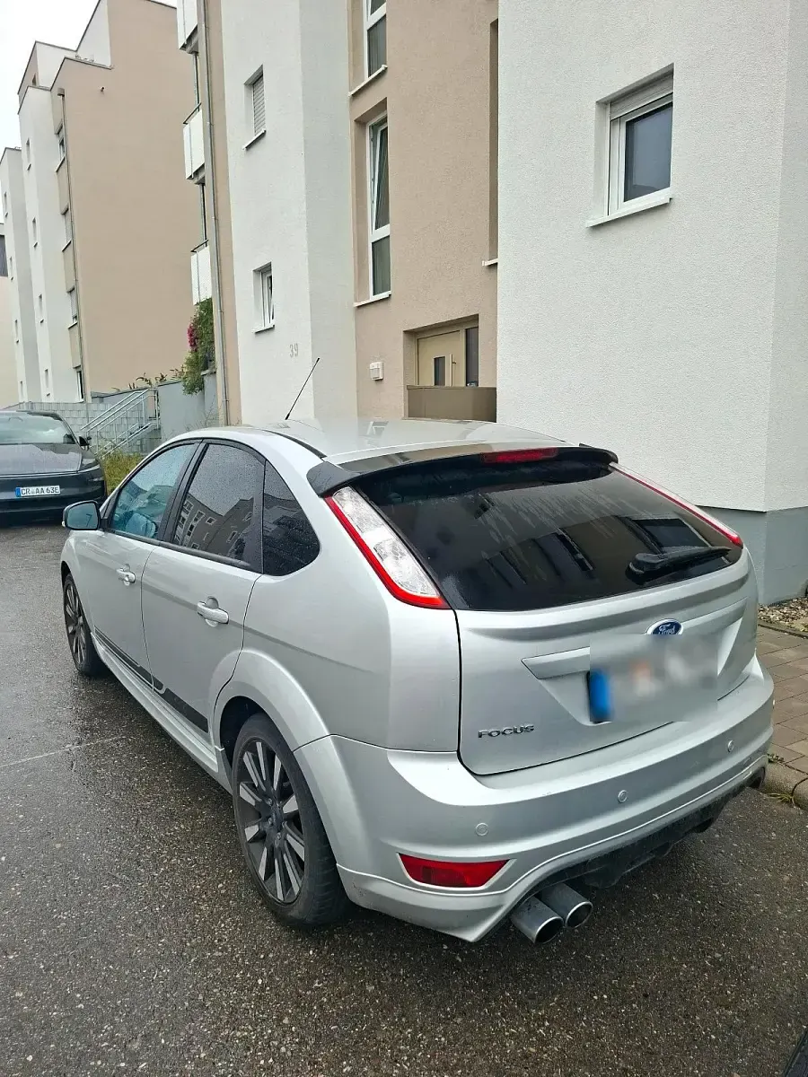 Gebraucht Ford Focus 115 PS (84 kW) 2010 Silber Limousine