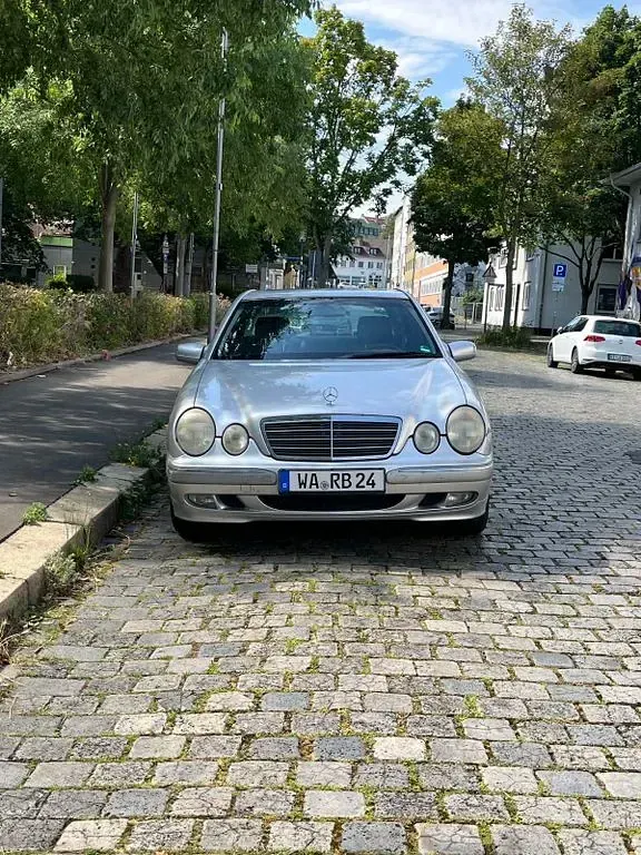Gebraucht Mercedes E240 Elegance 170 PS (125 kW) 2001 Silber Limousine