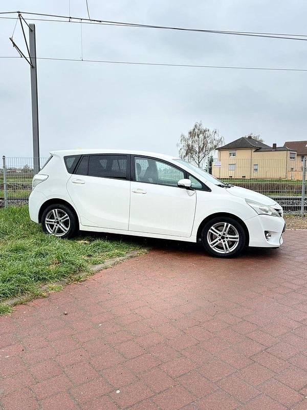 Gebraucht Toyota Verso 163 PS (119 kW) 2013 Weiß Van / Kleinbus