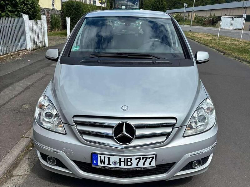 Silber Gebraucht 2009 Mercedes B180 Van / Kleinbus | 2.300 € (Superpreis) - Bild 1/4