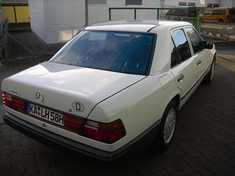 Second-hand Mercedes E200 118 CP (86 kW) 1989 Alb Berlinǎ