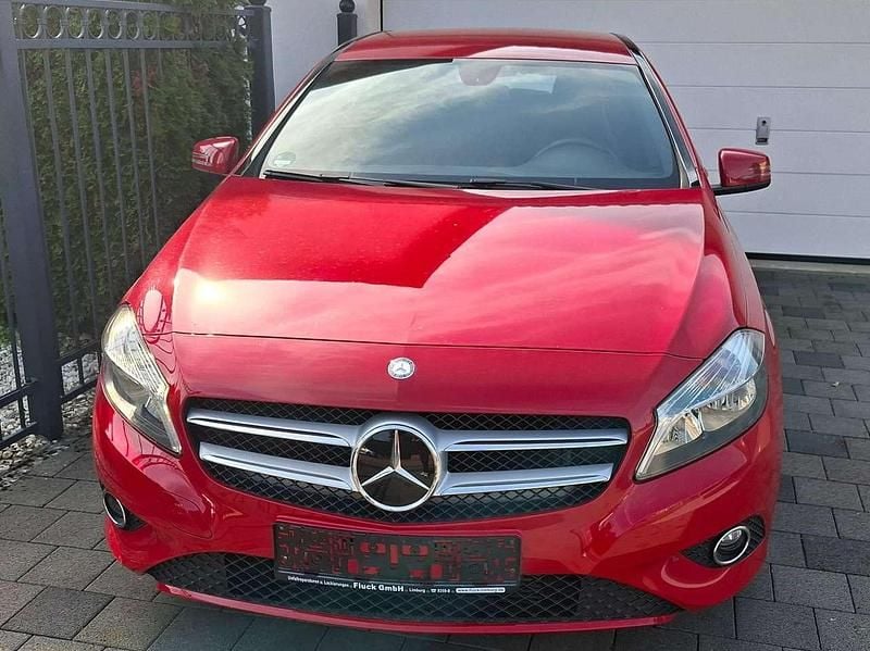 Gebraucht Mercedes A180 109 PS (80 kW) 2014 Jupiterrot  unilack Limousine