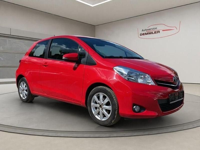 Gebraucht Toyota Yaris Cool 99 PS (72 kW) 2013 Super red 5 Limousine