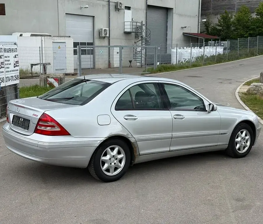 Second-hand Mercedes C220 Elegance 143 CP (105 kW) 2004 Argintiu Berlinǎ