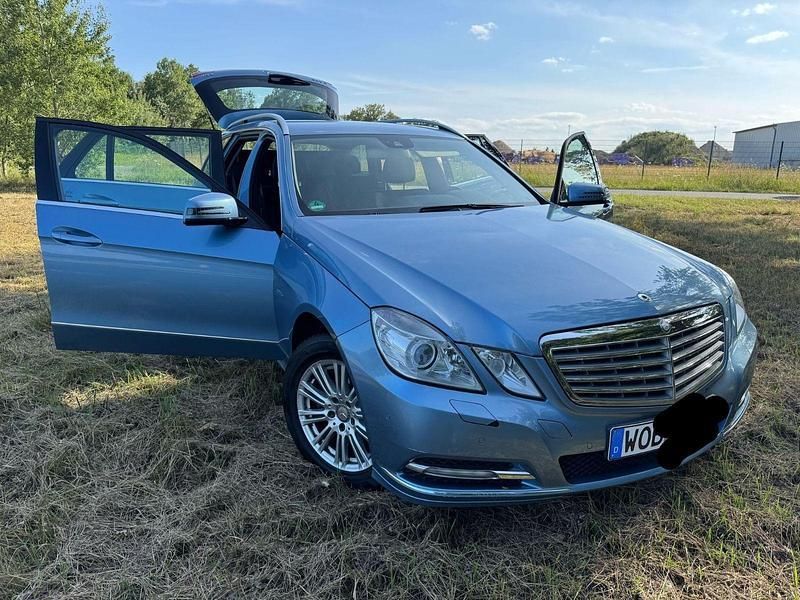 Blau Gebraucht 2010 Mercedes E200 Elegance Kombi | 11.900 € (Fairer Preis) - Bild 1/4