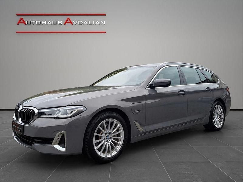 Grau Gebraucht 2022 BMW 530e Luxury Line Kombi | 32.990 € (Guter Preis) - Bild 1/4