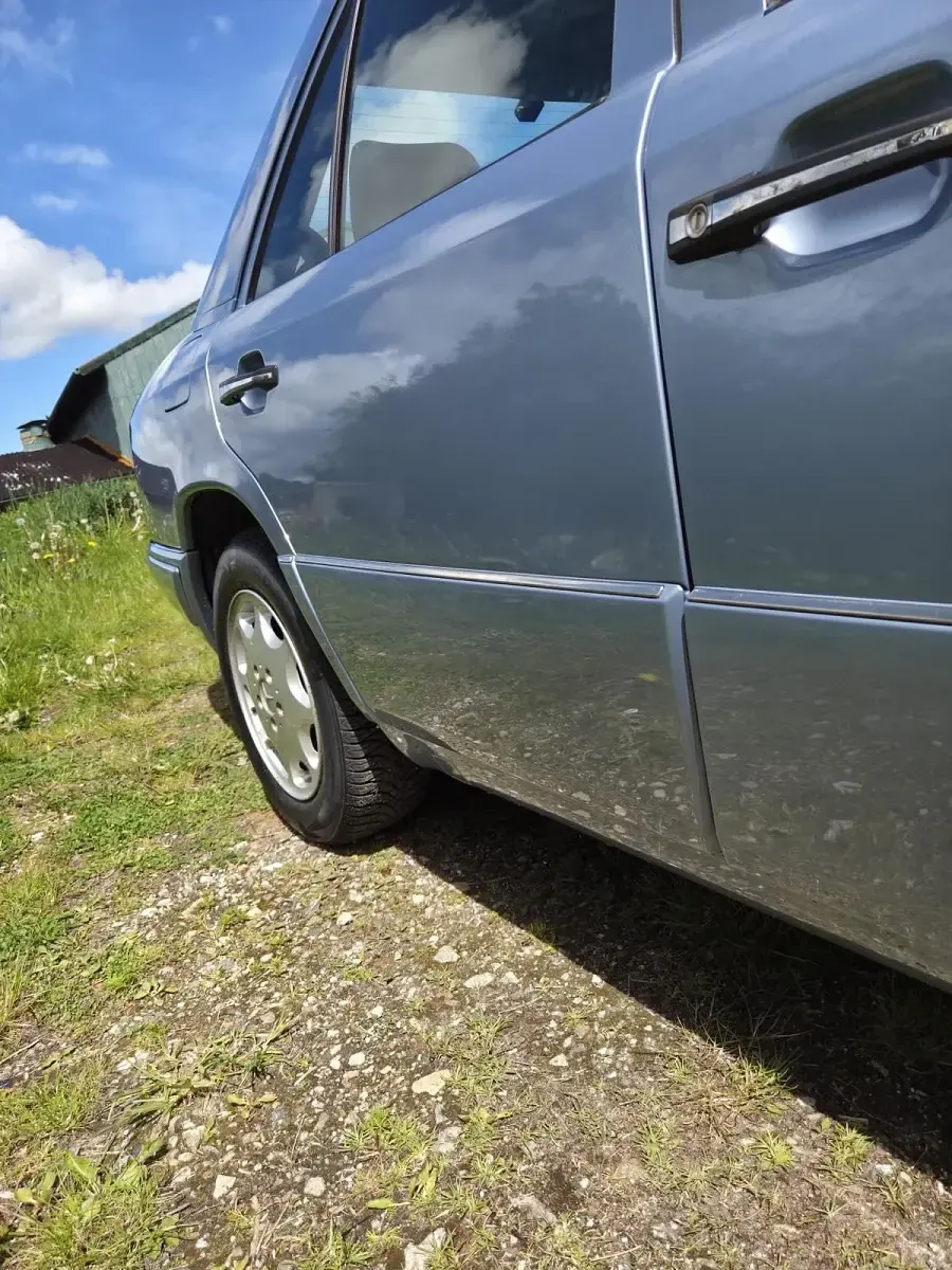 Brugt Mercedes E250 113 HK (83 kW) 1994 Blå Sedan
