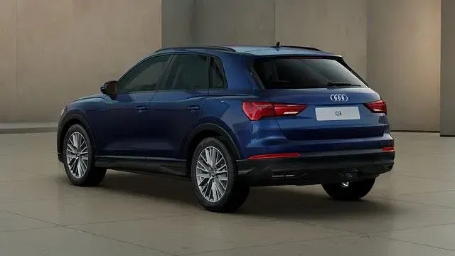 Gebraucht Audi Q3 Ambiente 150 PS (110 kW) 2025 Navarrablau metallic SUV