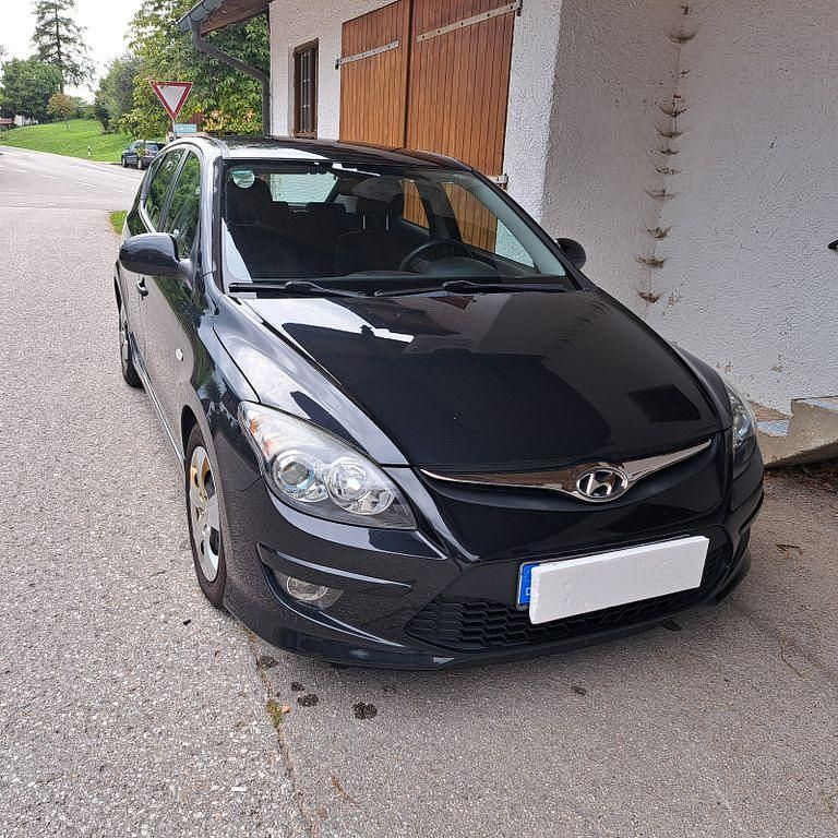 Schwarz Gebraucht 2011 Hyundai i30 Edition Limousine | 3.200 € (Guter Preis) - Bild 1/4