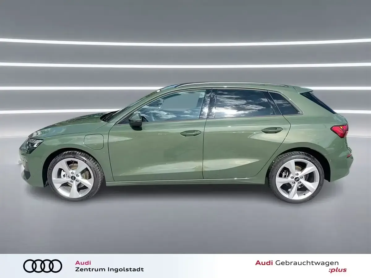 Gebraucht Audi A3 Ambiente 204 PS (150 kW) 2025 Distriktgrün metallic Limousine