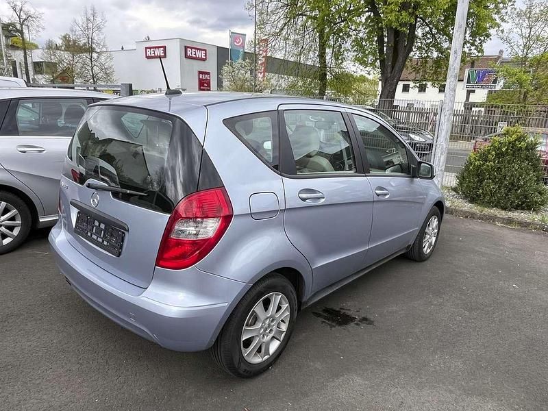 Gebraucht Mercedes A180 Elegance 116 PS (85 kW) 2011 Blau Limousine