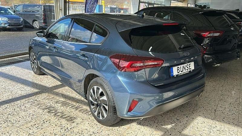 Gebraucht Ford Focus Titanium 125 PS (91 kW) 2023 Chromablau metallic Limousine