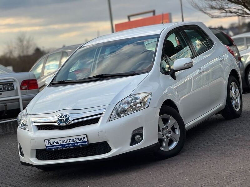 Weiß Gebraucht 2012 Toyota Auris Hybrid Life Limousine | 10.990 € (Fairer Preis) - Bild 1/4