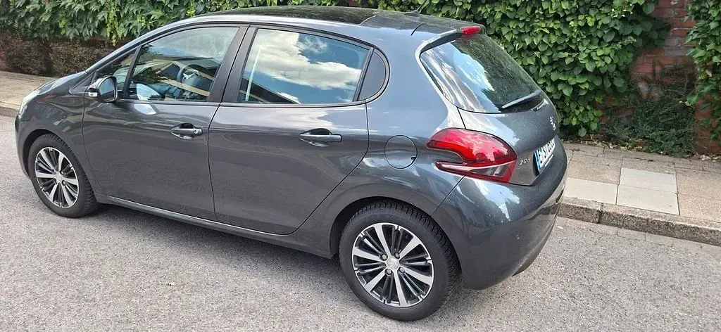 Gebraucht Peugeot 208 Style 83 PS (61 kW) 2017 Grau Kleinwagen