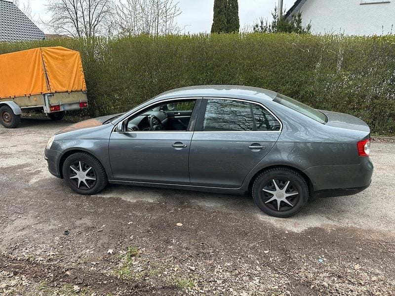 Gebraucht VW Jetta 102 PS (75 kW) 2007 Grau Limousine