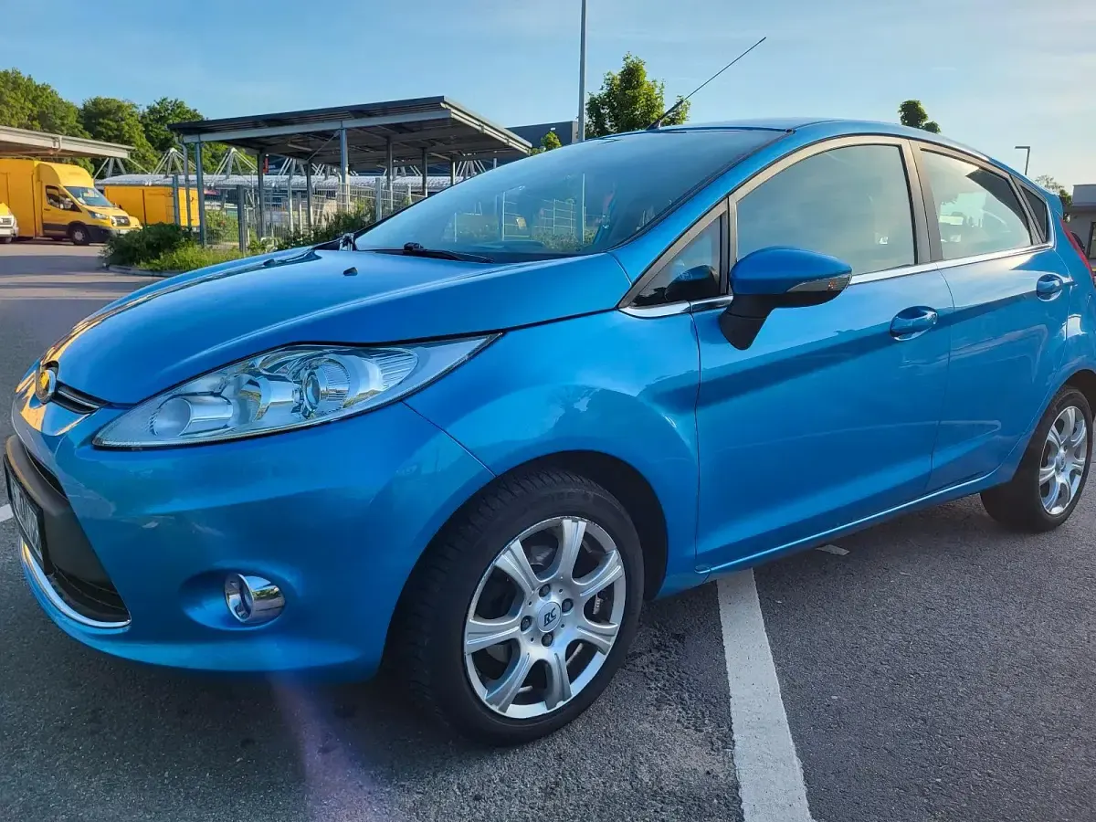 Gebraucht Ford Fiesta Titanium 95 PS (69 kW) 2011 Blau Kleinwagen