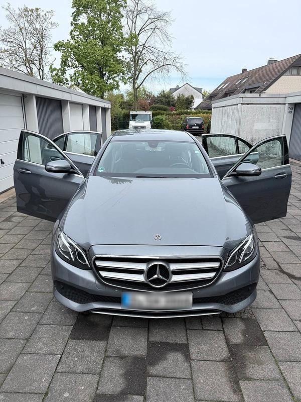 Gebraucht Mercedes E220 Avantgarde 194 PS (142 kW) 2018 Silber Limousine