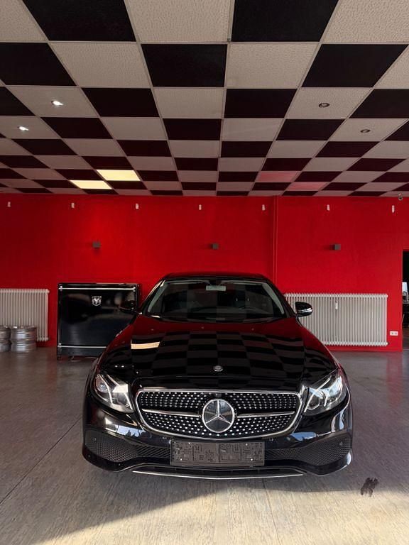 Gebraucht Mercedes E220 194 PS (142 kW) 2016 Schwarz Limousine
