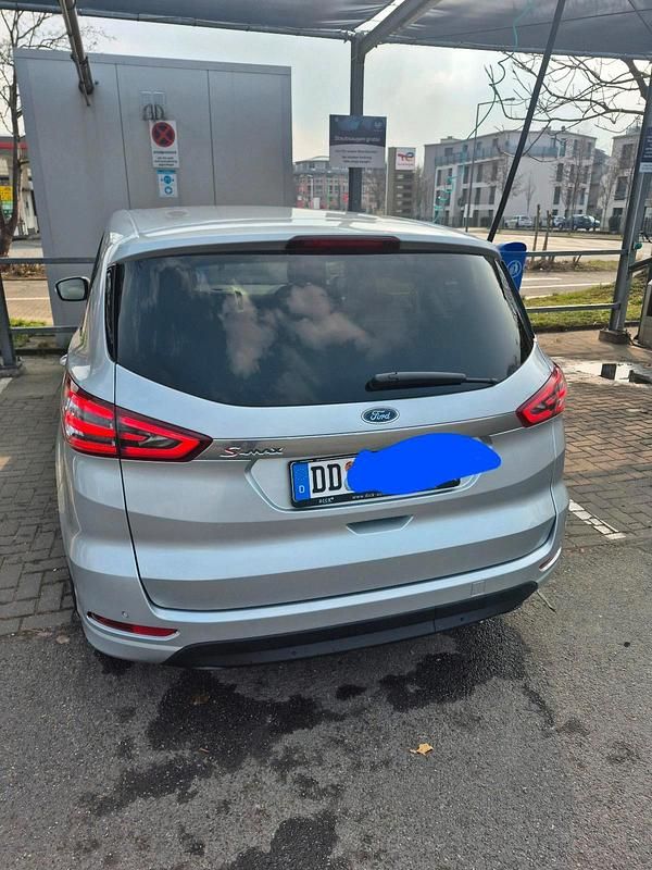 Silber Gebraucht 2016 Ford S-MAX S Van / Kleinbus | 13.800 € (Etwas zu teuer) - Bild 1/4