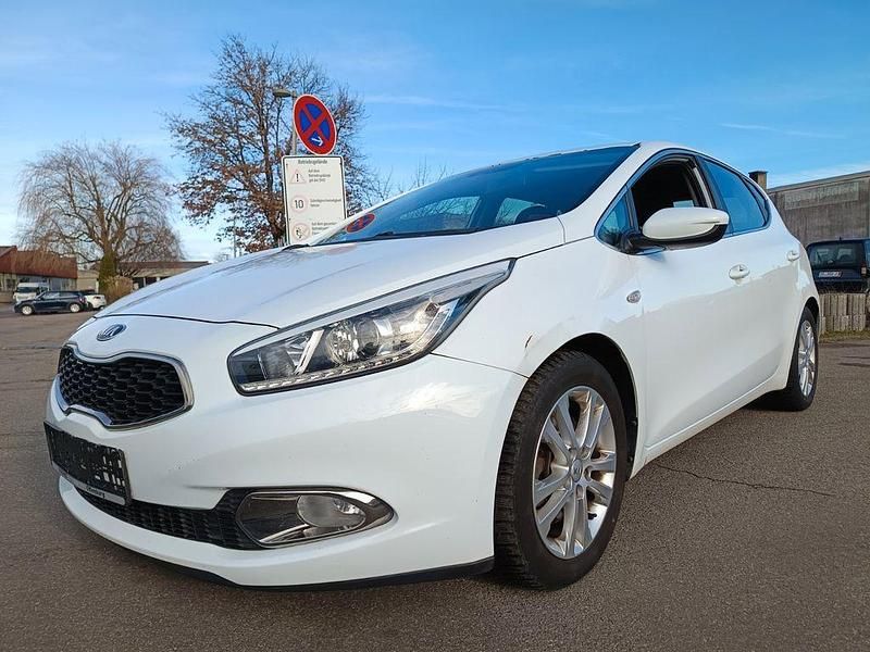 Weiß Gebraucht 2014 Kia Ceed FIFA World Cup Edition Kleinwagen | 4.900 € (Etwas zu teuer) - Bild 1/4
