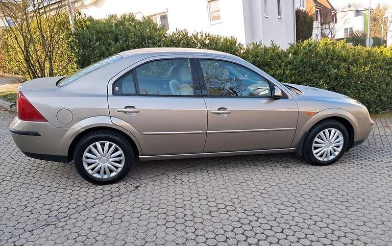Gebraucht Ford Mondeo 125 PS (91 kW) 2003 Beige Limousine
