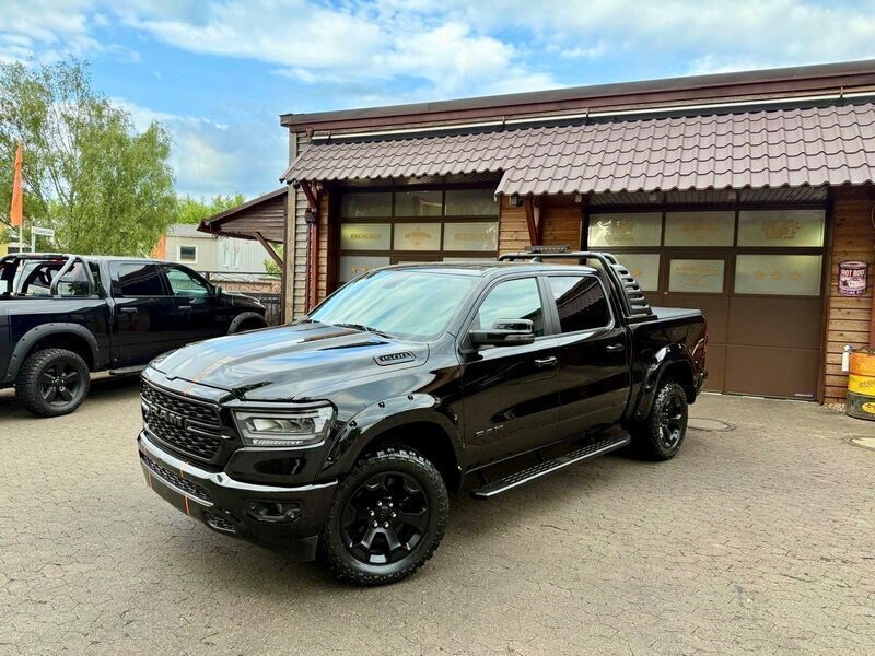 Black metallic Gebraucht 2023 Dodge Ram Abholung | 61.900 € (Etwas zu teuer) - Bild 1/4