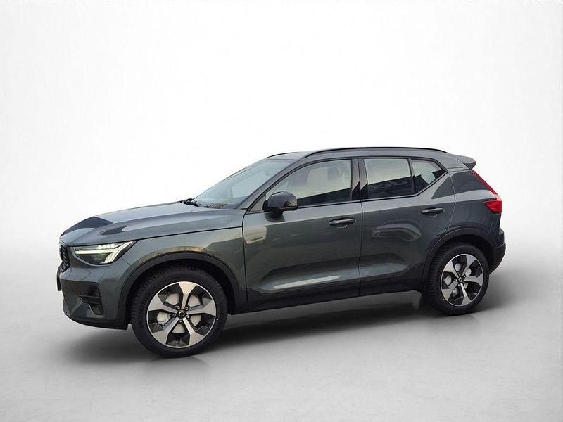 Neu Volvo XC40 Plus 163 PS (119 kW) 2026 Grün SUV