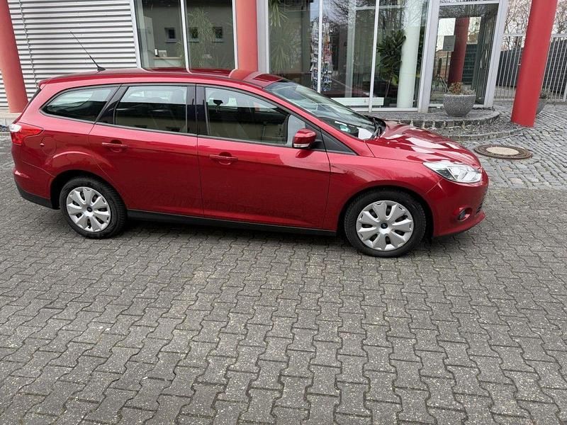 Gebraucht Ford Focus Trend 101 PS (74 kW) 2014 Rot Kombi
