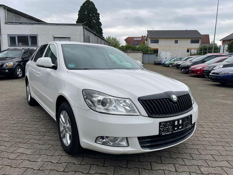 Weiß Gebraucht 2012 Skoda Octavia Ambition Kombi | 2.790 € (Superpreis) - Bild 1/4