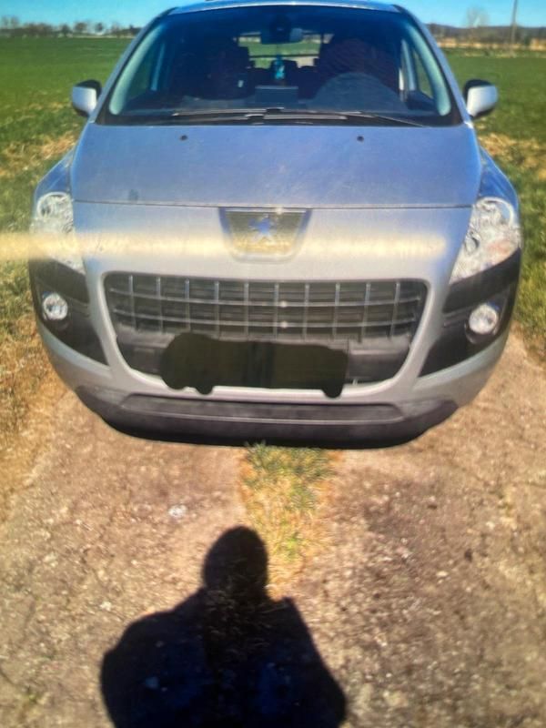 Grau Gebraucht 2011 Peugeot 3008 Limousine | 4.500 € (Etwas zu teuer) - Bild 1/4