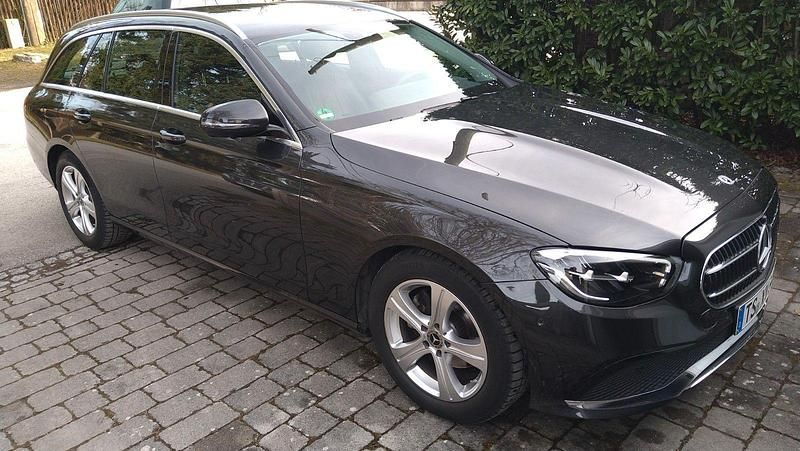 Gebraucht Mercedes E220 194 PS (142 kW) 2021 Schwarz Kombi