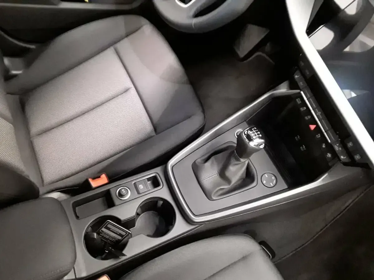 Gebraucht Audi A3 Ambiente 116 PS (85 kW) 2025 Pfeilgrau perleffekt Limousine