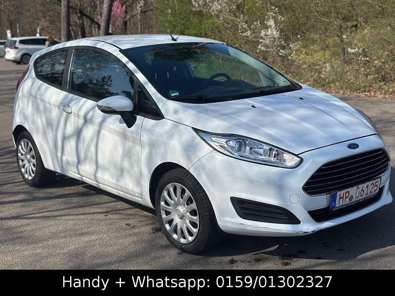 Gebraucht Ford Fiesta Trend 60 PS (44 kW) 2015 Weiß Kleinwagen