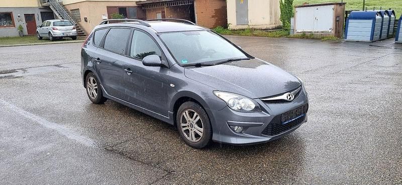 Gebraucht Hyundai i30 105 PS (77 kW) 2011 Grau Kombi