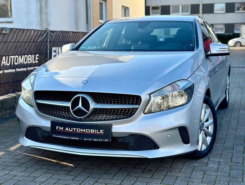 Silber Gebraucht 2016 Mercedes A180 Limousine | 13.950 € (Fairer Preis) - Bild 1/4