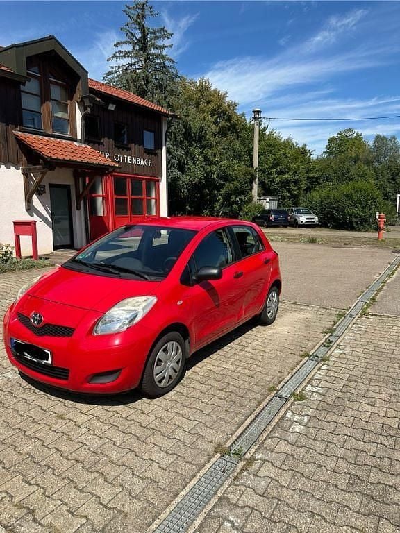 Rot Gebraucht 2010 Toyota Yaris Limousine | 2.000 € (Guter Preis) - Bild 1/4