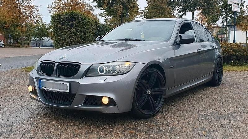 Grau Gebraucht 2009 BMW 318 M Sport Limousine | 4.950 € (Fairer Preis) - Bild 1/4