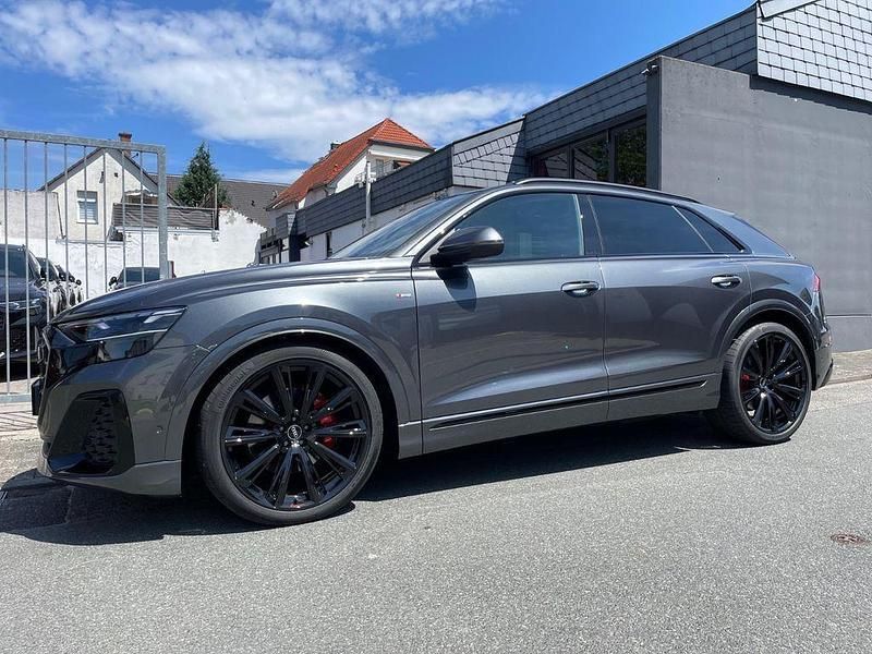 Daytonagrau perleffekt Neu 2025 Audi Q8 S-Line SUV | 93.690 € - Bild 1/4