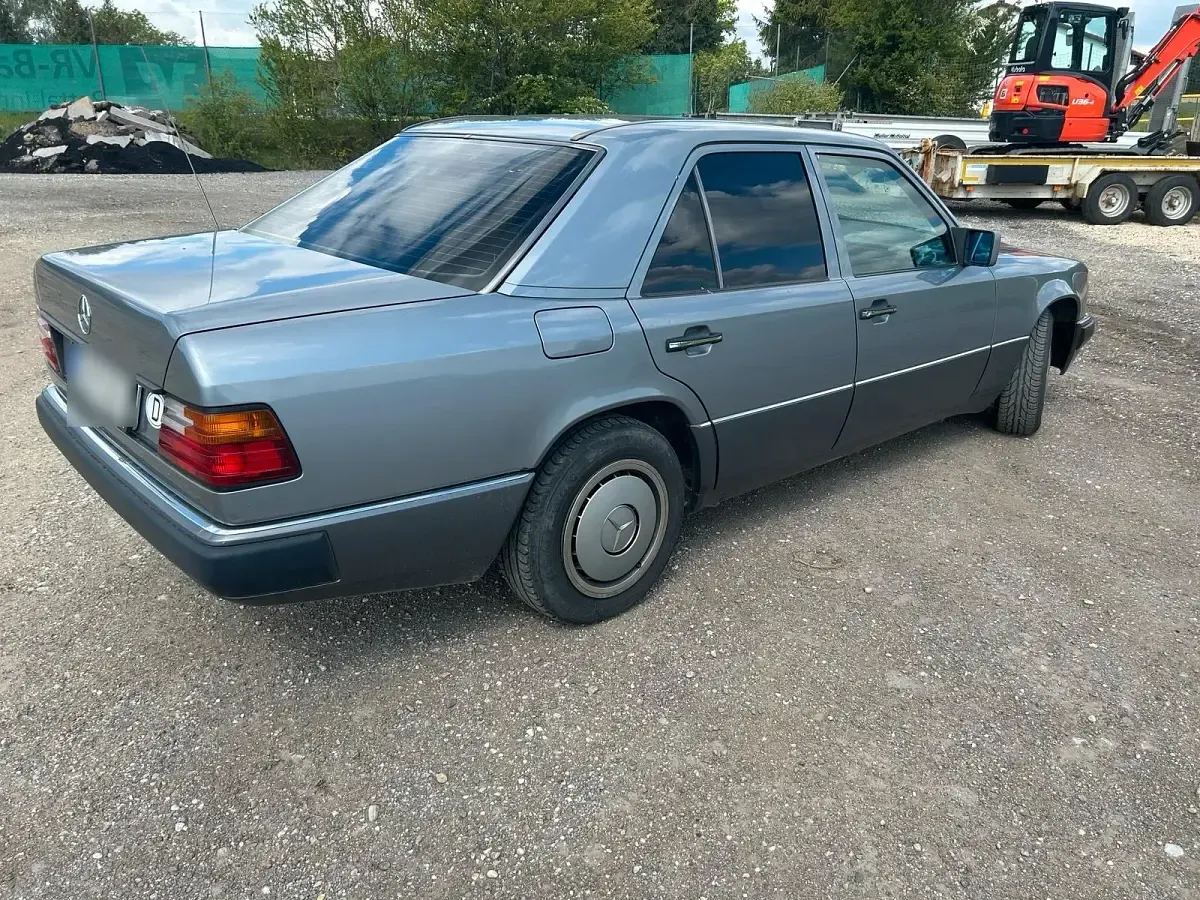 Gebraucht Mercedes 200 135 PS (99 kW) 1992 Grau Limousine