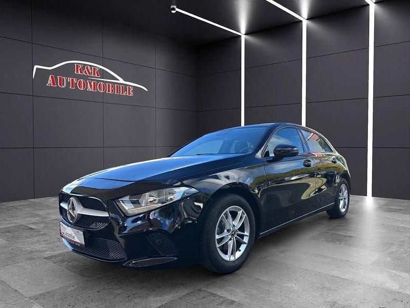 Schwarz Gebraucht 2019 Mercedes A180 Edition Limousine | 14.999 € (Superpreis) - Bild 1/4