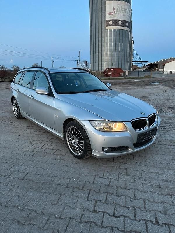 Gebraucht BMW 318 143 PS (105 kW) 2011 Silber Kombi